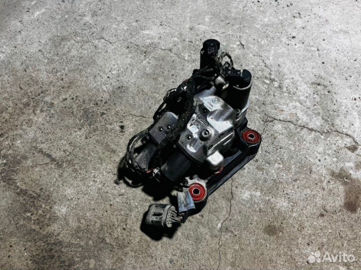 Блок клапанов гидроподвески Bmw 7 F02 N63B44A 2011