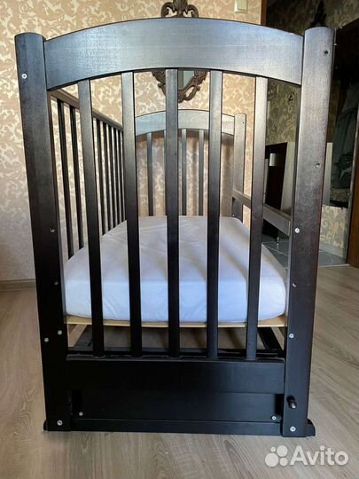 Детская кроватка с маятником и ящиком