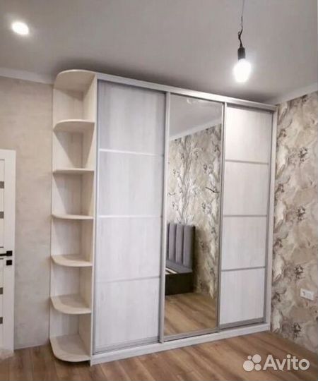 Шкаф на заказ яркого цвета