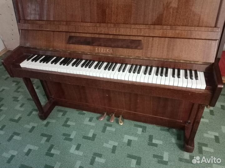 Продаётся пианино lirika