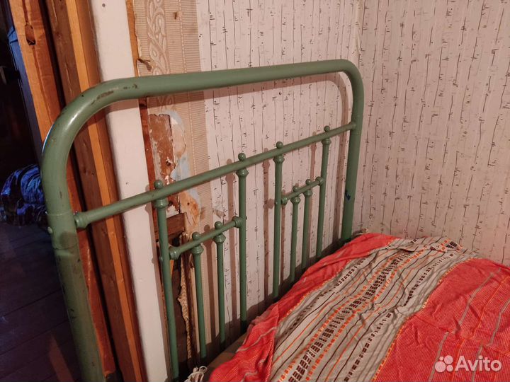 Старинная кровать