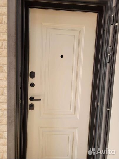 Дверь входная в квартиру