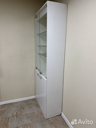 Шкаф со стеклянными полочками и даерками