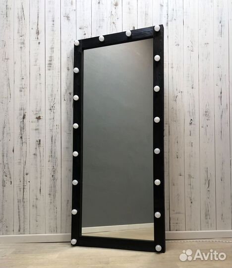 Гримерное зеркало с лампочками