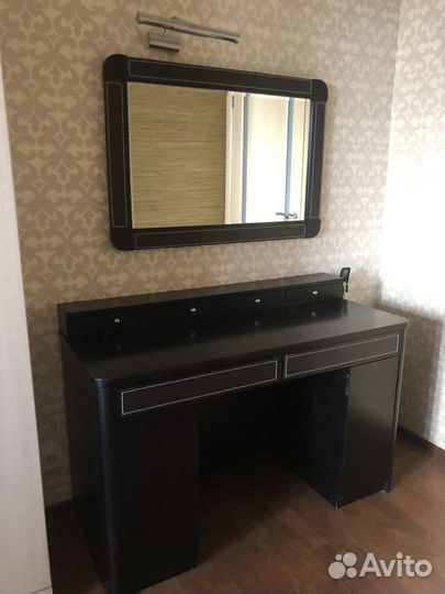 Туалетный столик с зеркалом и пуфом