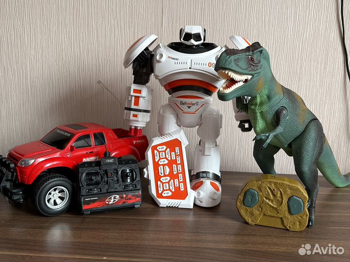 Белый интерактивный робот Defenders на пульте