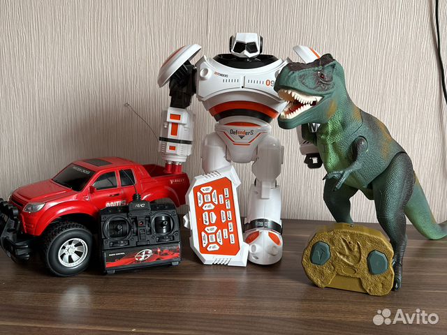 Белый интерактивный робот Defenders на пульте