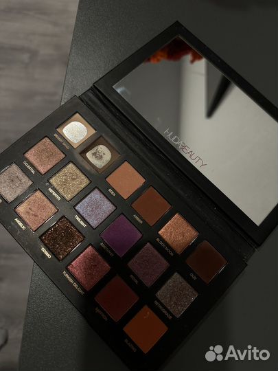 Палитра теней huda beauty