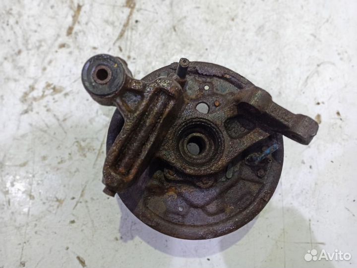 Кулак задний правый Субару