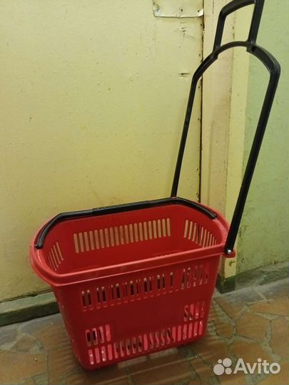 Корзина на колесиках