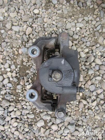 Суппорт передний правый Nissan Laurel GC35 RB25DE