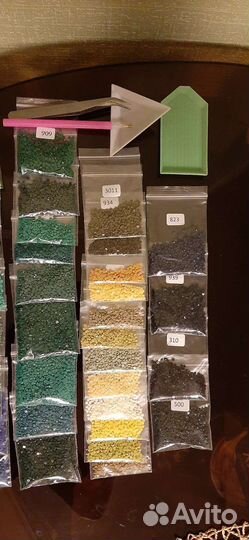 Стразы и пинцет для алмазной мозаики