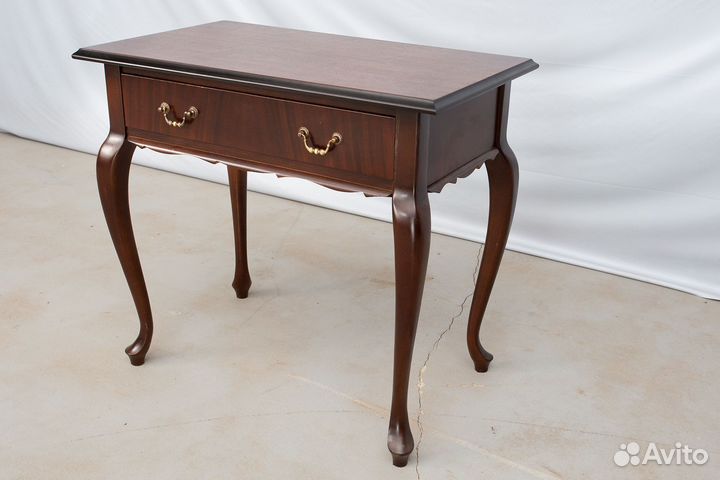 Старинный дамский столик сервант