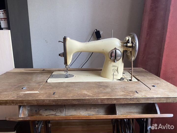 Старинная швейная машинка