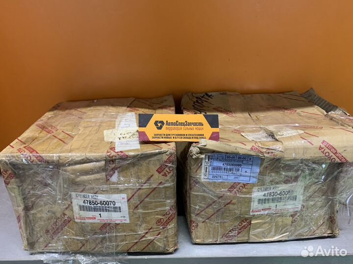 Суппорт задний левый Toyota Land Cruiser 200