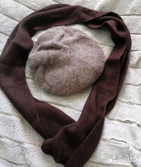 Очень теплый берет с шарфом женский