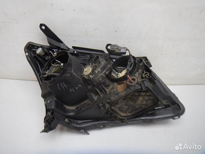 Фара левая Toyota Avensis