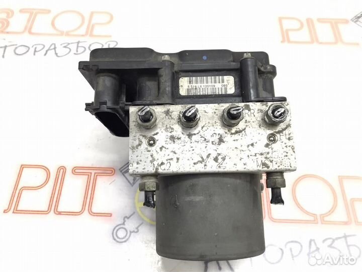 Блок ABS под капотом Nissan Qashqai (J10) 2006