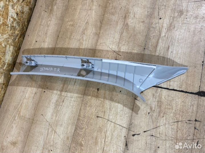 Обшивка стойки передняя правая Skoda Octavia A7