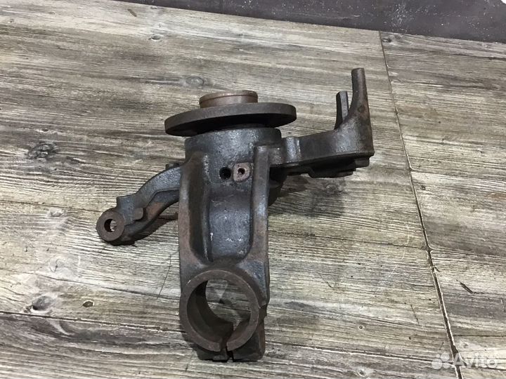 Кулак передний левый Фольксваген Поло 5