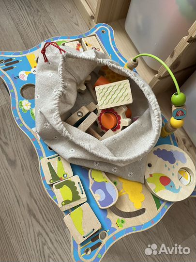 Развивающие игрушки: стол-бизиборд