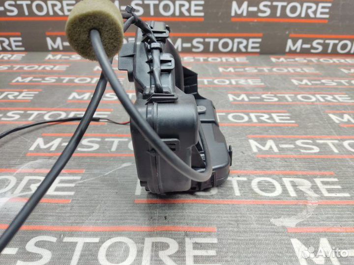 Замок двери задний левый Mercedes-Benz E-Class