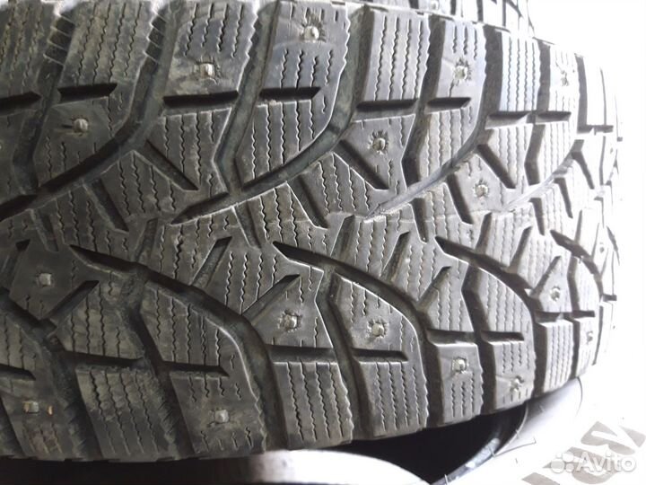Bridgestone Blizzak Spike-02 SUV 215/65 R16