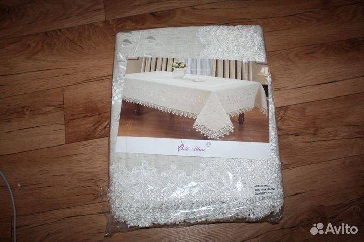 Льняная скатерть с вышивкой и кружевом