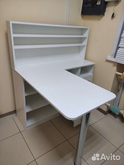 Маникюрный стол угловой