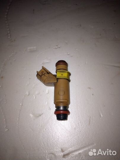 Форсунка топливная Volvo s40 2.4L