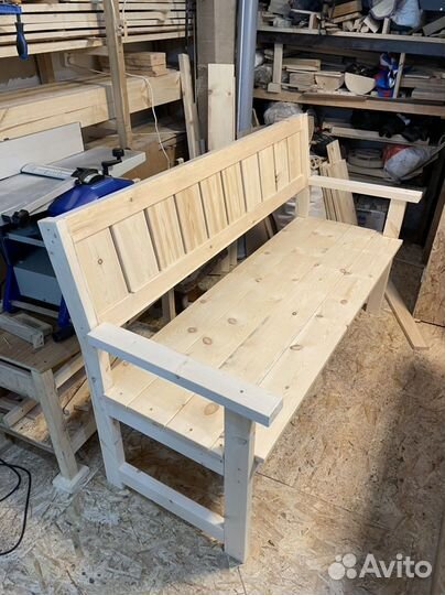 Скамейка из дерева (садовая)