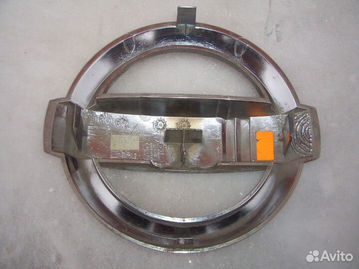 Эмблема решётки радиатора Ниссан Патфайндер с12