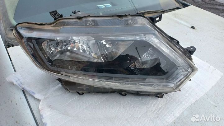 Передняя правая фара на ниссан х треил t32