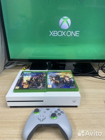Xbox One S 500gb + 2 игры