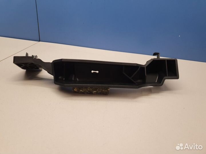 Кронштейн двери задней правой Peugeot 3008 P84 201