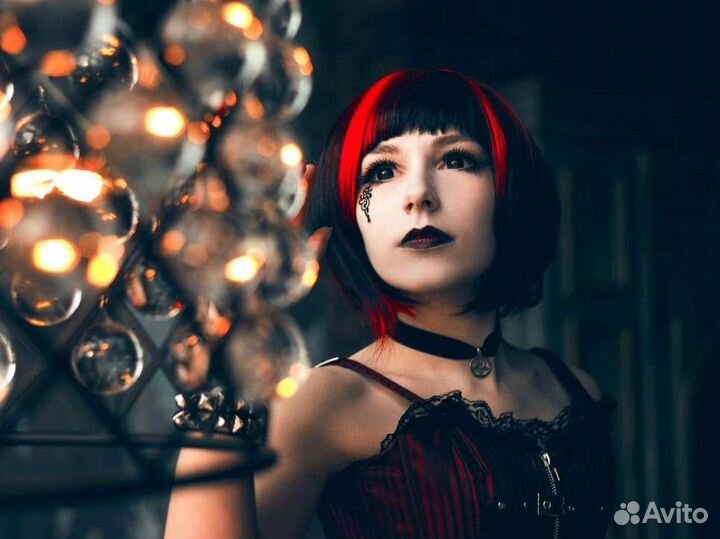 Парик красно-черный, каре