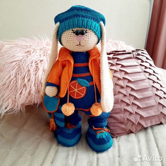 Вязаная зайка Стеша 45 см с гардеробом