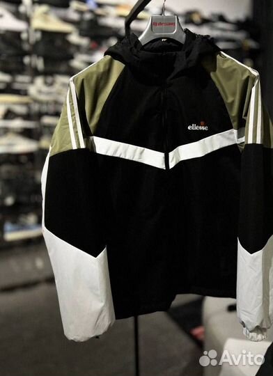 Элегантная куртка Ellesse на весенние дни