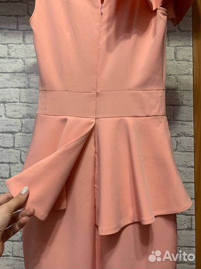 Платье женское розовое обтягивающие с вырезом