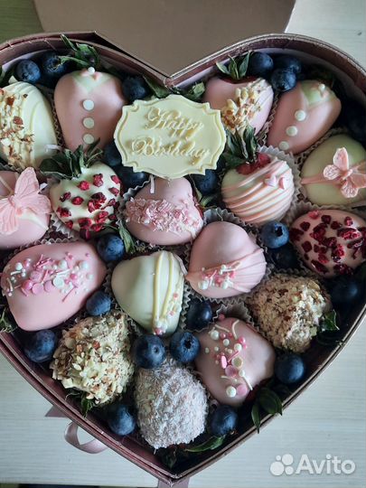 Сладкий шоколадный подарок для девушки из клубники