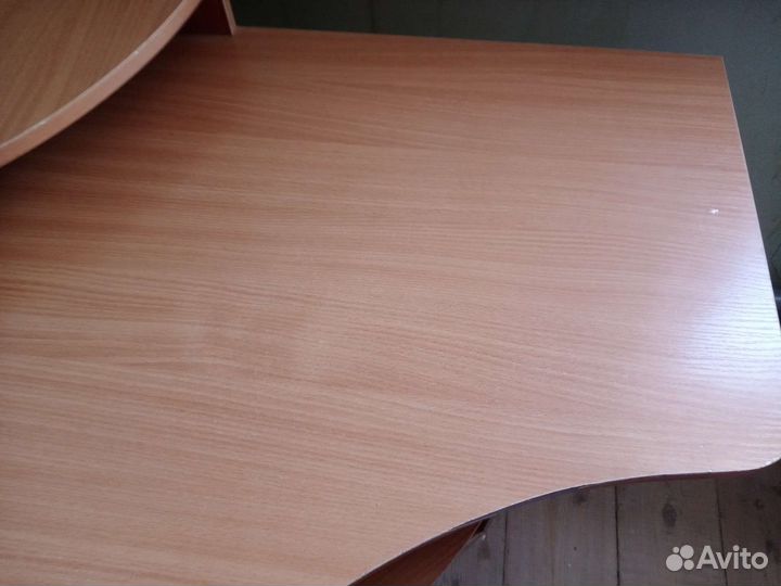 Компьютерный стол угловой с полками