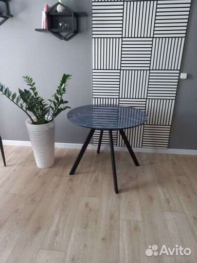 Стол круглый со стеклом