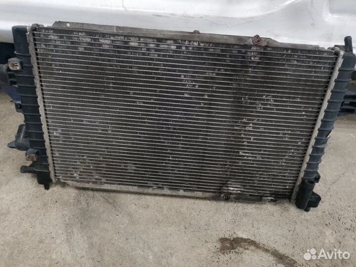 Радиатор охлаждения двигателя Opel Astra универсал