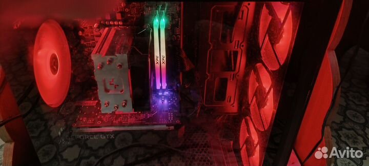 Игровой компьютер с монитором и клавиатурой