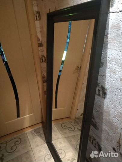 Большое настенное зеркало в деревянной раме