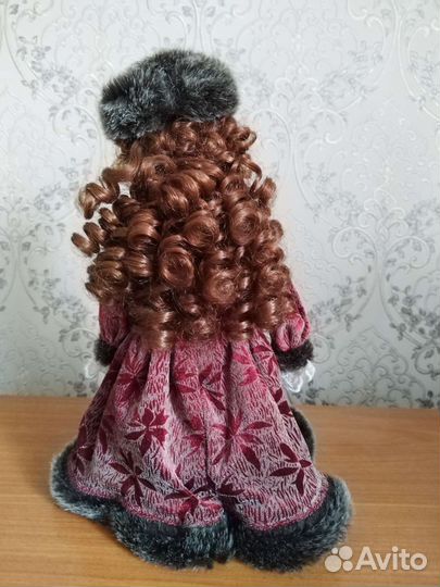 Кукла фарфоровая