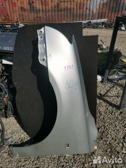 Крыло переднее левое Toyota Avensis AZT250