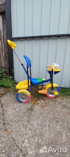 Детский трехколесный велосипед с ручкой