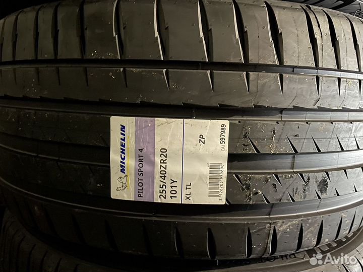 Michelin Pilot Sport 4 255/40 R20 и 285/35 R20 104Y
