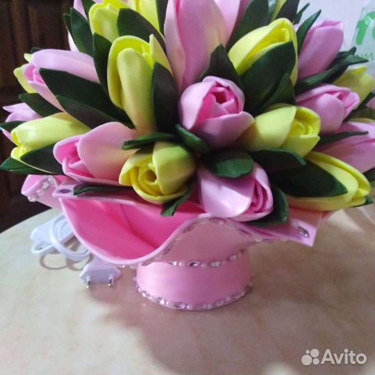 Букет тюльпанов, роз. Светильники